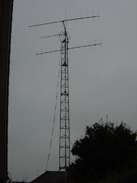 DSC01121.JPG (190.88 KiB) 42573 keer bekeken De VHF/UHF antennes zijn geplaatst