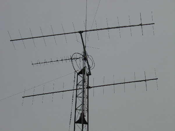 DSC01122.JPG (758.88 KiB) 42583 keer bekeken Zo hangen de antennes dus