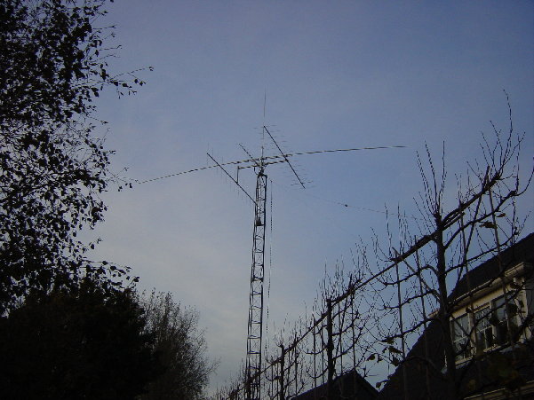 DSC01128.JPG (828.67 KiB) 42598 keer bekeken En zo staat het er nu bij inclusief de 40meter monoband dipool