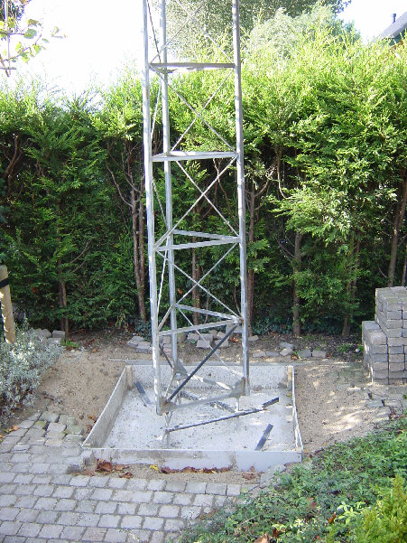 DSC00825.JPG (938.21 KiB) 42568 keer bekeken Het beton is gestort en het eerste deel staat.