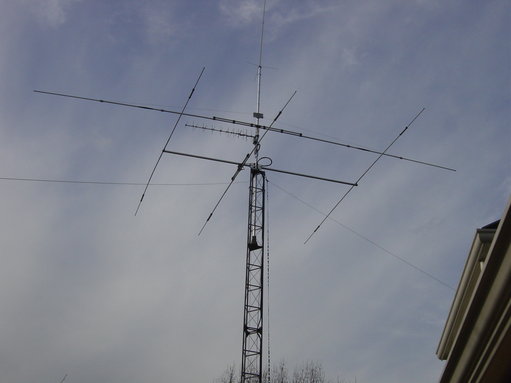 DSC01234.JPG (793.33 KiB) 41660 keer bekeken Zelfde mast andere antenne's