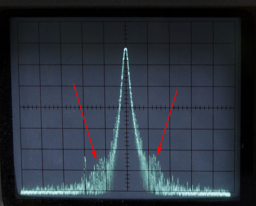 Voor het extra filter_.jpg (90.36 KiB) 134442 keer bekeken Voordat het extra filter was geplaatst. Let op de spikes links en rechts op de helling van de draaggolf.