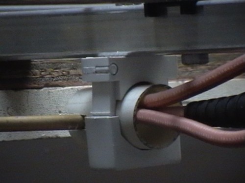 IMGA1825.JPG (101.39 KiB) 184235 keer bekeken Tip: Een OBO zadel kan heel mooi als bevestiging dienen aan de boom. De dipool-balun kun je vastmaken in een stukje PVC buis en die kun je volgieten met thermische lijm bijvoorbeeld (in ieder geval niet geleidend).